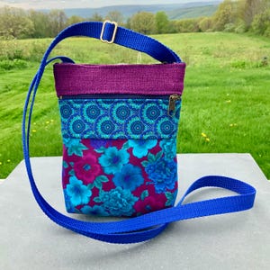 Kleine Crossbody Handytasche Sommer Reisetasche Lebendige Farbe Künstlerischer Veganer Stoff Verstellbarer Riemen Minimalistischer Organizer Alltag Pfauenblues
