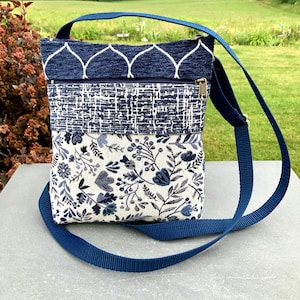 Kleine Stoff Umhängetasche Klassische Blau & Weiß Floral Gobelin Reisetasche Minimalistische Upcycled Polster Chenille Organizer Tasche