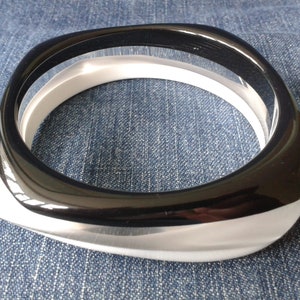 Ovanligt svart, vitt och klart asymmetriskt armband