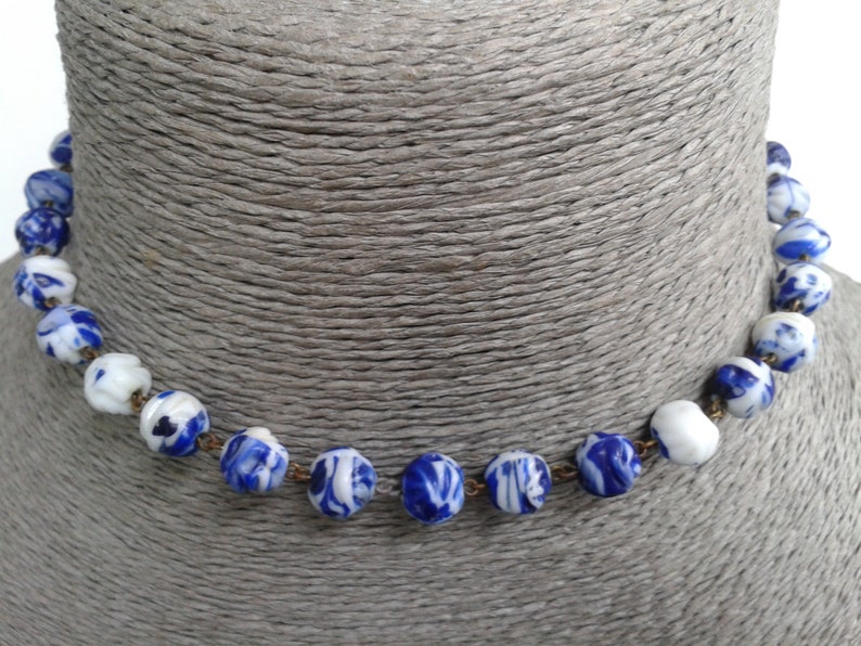 Beautiful Vintage Blue /& White Glass Bead Necklace
