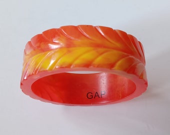 Vurige plastic armband, gesigneerd GAP