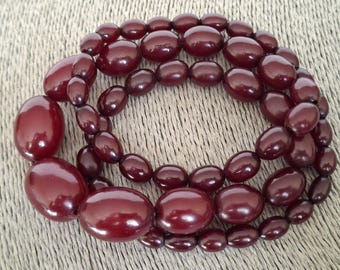 Excellent Quality Antique Faturan Bakelite Graduated Beaded Necklace In Superb Condition.