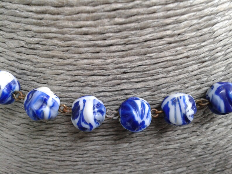 Beautiful Vintage Blue /& White Glass Bead Necklace