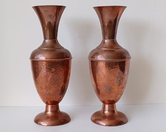 Superbe paire de vases anglais en cuivre martelé