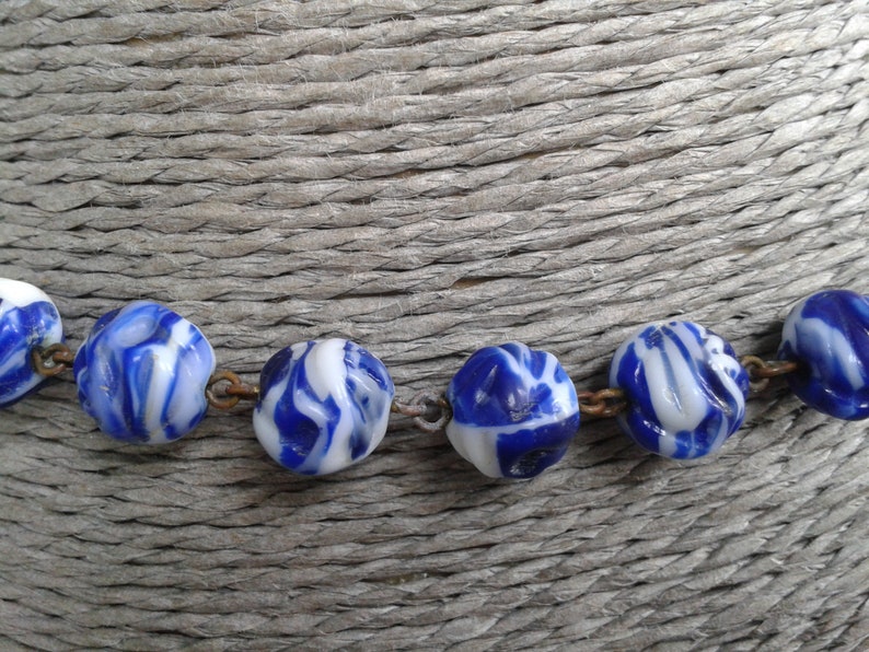 Beautiful Vintage Blue /& White Glass Bead Necklace