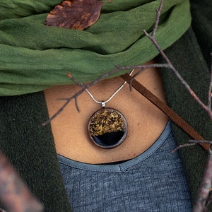 Colgante de elemento tierra de roble de pantano: collar de escamas de cobre y resina