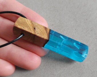 Collar de resina oceánica de madera de nudo: colgante de playa surfista