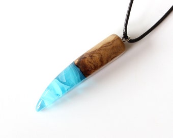 Collar de resina oceánica de madera de nudo: colgante de playa surfista