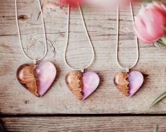 Pink Opal Herz Halskette • Opal, Holz und Harz Halskette • Herz Halskette Geschenk für Sie • Farbwechsel von Pink, Grün, Rot und Mehr • WNM03