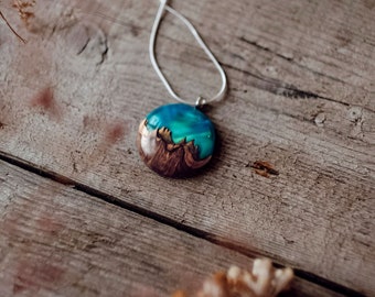 Northern Lights「水」ペンダント A Wood Resin Pendant Aurora Borealis for Women and Men