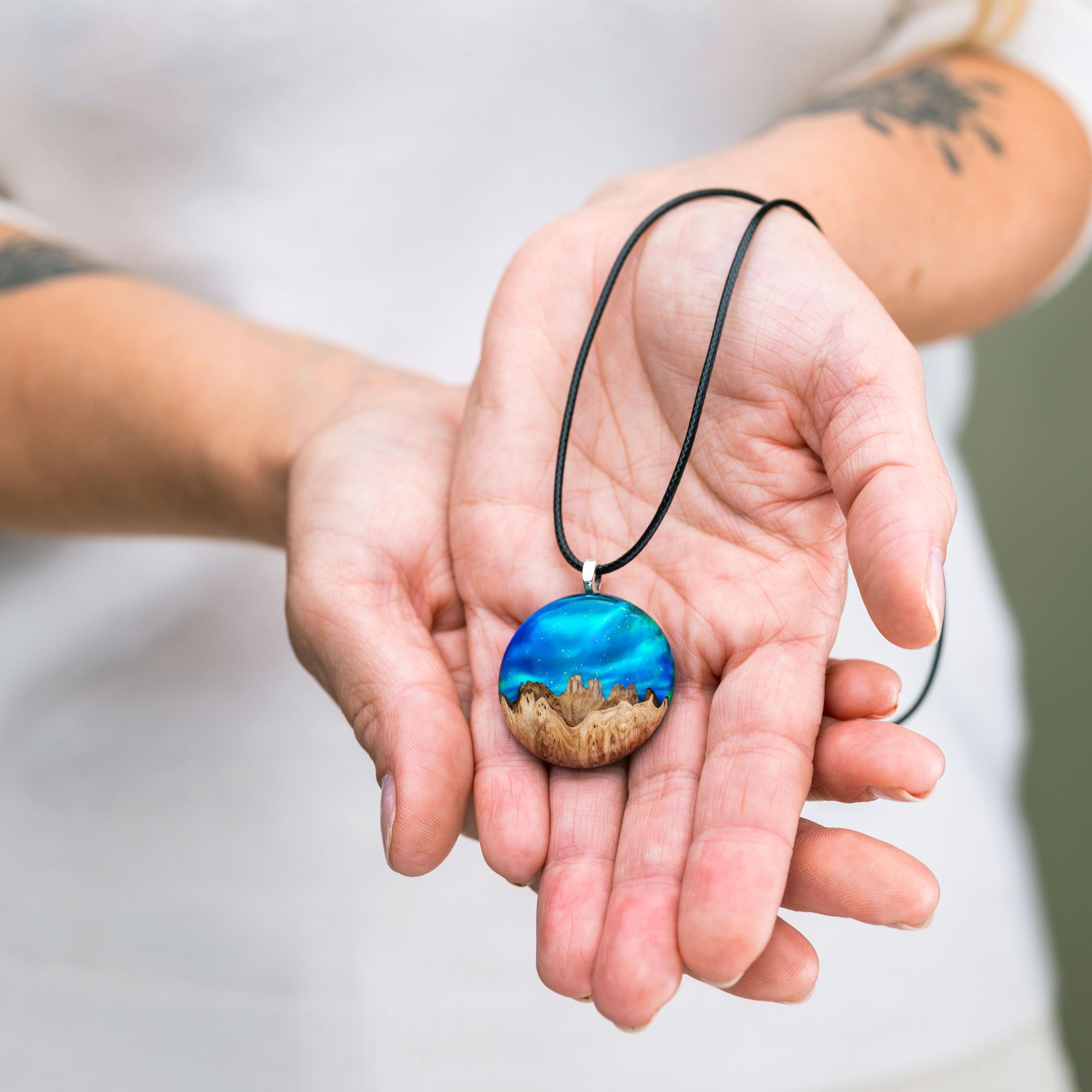 Northern Lights「水」ペンダント A Aurora Borealis Resin and Wood Necklace, Wood Resin and Opal