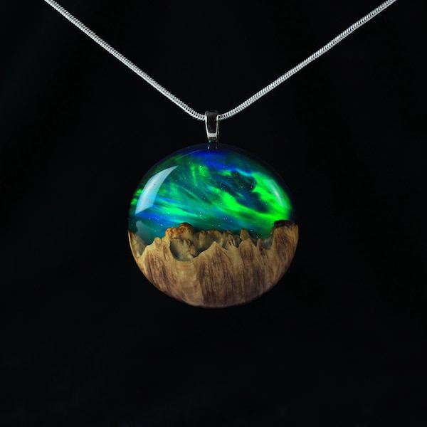 Collar Aurora Opal, colgante de madera de eucalipto y resina