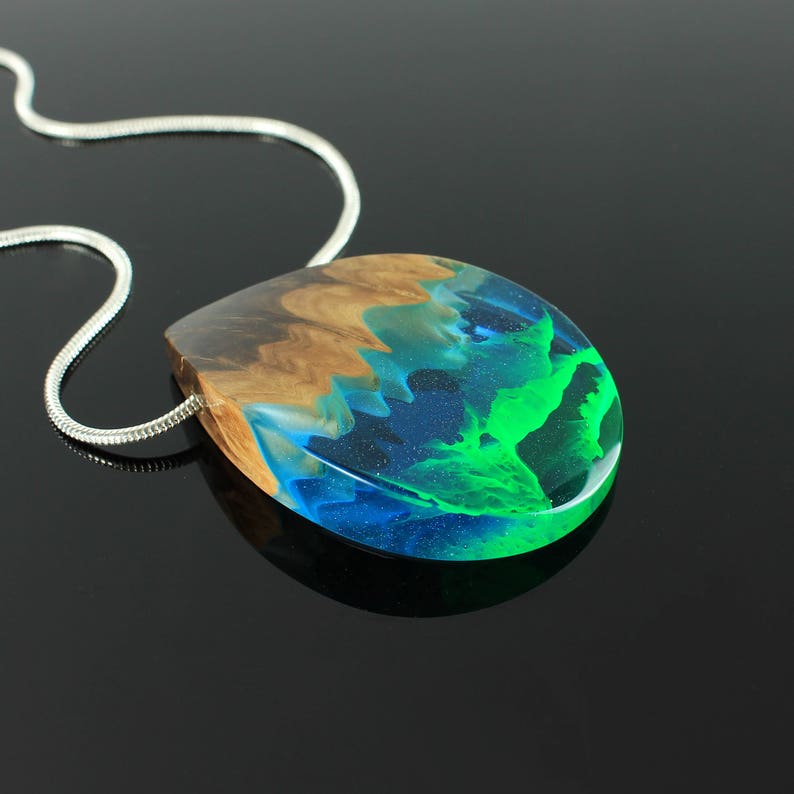 Aurora borealis Halskette, 5. Jahrestag Geschenk für Frau, Nordlichter Halskette, Holz-Jubiläums-Halskette, Holz-Anhänger Bild 1