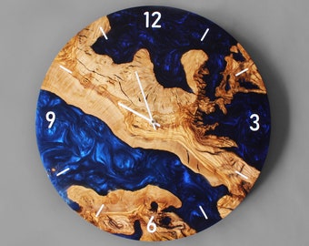 Horloge murale en résine bleue et bois d'olivier sur mesure, horloge murale en époxy et bois sur commande, cadeau de pendaison de crémaillère, horloge murale en bois d'olivier Live Edge