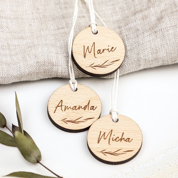 Pendentif en bois avec nom pour cadeaux