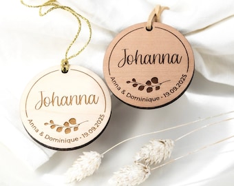 Wooden wedding place cards, personalized guest gifts, napkin holders and table decorations