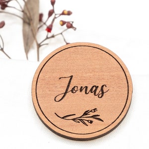 Wooden magnet with guest names, place card, wedding favors