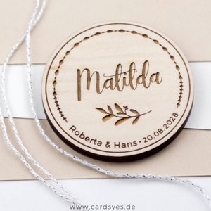 Magneet met gastnamen, houten plaatskaartje, huwelijksbedankjes