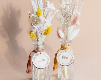 Bouquet de fleurs séchées avec vase en verre et plaque signalétique en bois comme décoration de mariage ou petit cadeau