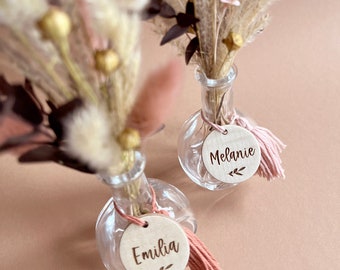 Fleurs séchées avec mini vase pendentif en bois comme marque-place ou petit cadeau personnalisé