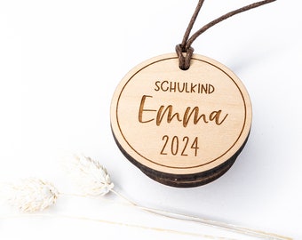 Schulkind 2024, Anhänger für Schultüte aus Holz mit Name, personalisiertes Namensschild Einschulung