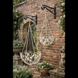 Juego de 2 cestas colgantes de metal color crema con adornos estilo shabby chic vintage