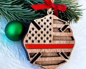 Può includere: Addobbo natalizio in legno a forma di distintivo dei vigili del fuoco con un design a bandiera americana e una striscia rossa in basso.