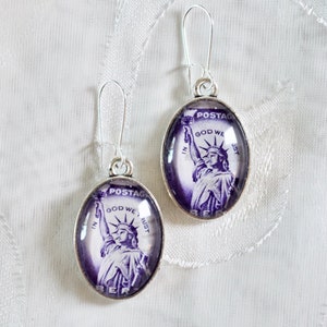 Pendientes hechos a mano con sellos vintage reales - Lady Liberty USA sello 1950s - púrpura bajo el vidrio - plata esterlina pendientes ganchos
