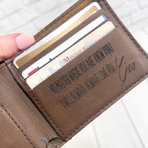Billetera de cuero personalizada con dos pliegues / Billetera grabada personalizada / Regalo para él / Novio / Esposo / Aniversario / Cuero sintético / Navidad