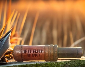 Gepersonaliseerde handgestemde houten Duck Call – aangepaste gravure – Eenvoudig te blazen – Uniek cadeau voor eendenjagers Geweldig jachtherinnering