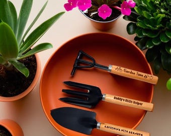 Juego de herramientas de jardinería para niños personalizado: rastrillo, pala y tenedor. Grabado con láser. Mango de madera y metal negro. Regalo perfecto para pequeños jardineros.