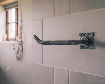 Industrial toilet roll holder Vintage toilet paper holder Cast iron antique bathroom décor Wall mounted bathroom fitting Toilet roll storage