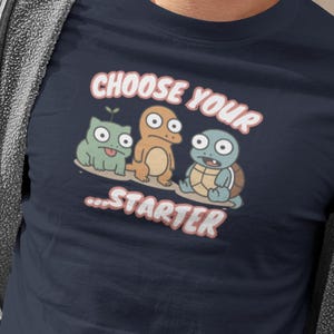T-shirt "Decisamente non un materiale per principianti" / T-shirt "Addestratore di creature divertenti" / T-shirt "Mostro deriso" / Regalo per giocatori retrò / T-shirt "Parodia ispirata alla prima generazione"