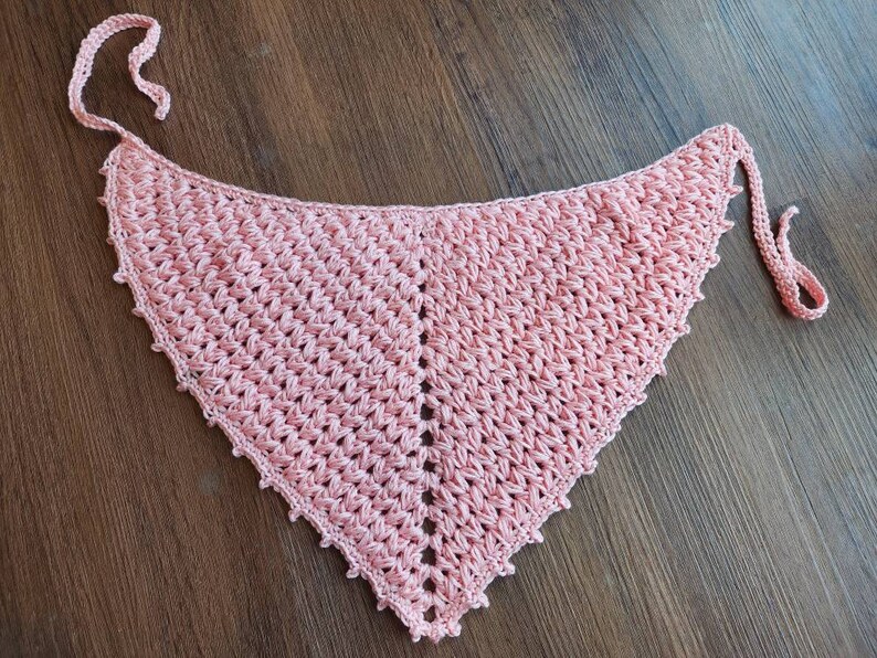 K&ouml;nnte beinhalten: Ein rosa geh&auml;kelter Dreiecksschal mit Fransenbord&uuml;re und zwei langen B&auml;ndern.