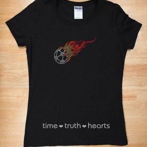 Puede incluir: Camiseta negra con un dise&ntilde;o de bal&oacute;n de f&uacute;tbol de pedrer&iacute;a en llamas. El texto "time truth hearts" est&aacute; impreso en la parte inferior de la camiseta.