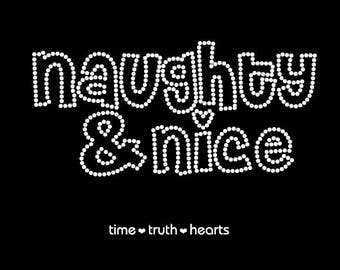 T-shirt ou débardeur Naughty and Nice (8,7 x 4,08 po.) en strass transparents brillants- **Livraison gratuite aux États-Unis**