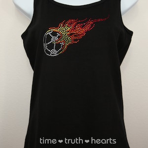 Puede incluir: Camiseta negra de tirantes con un dise&ntilde;o de bal&oacute;n de f&uacute;tbol y llama de pedrer&iacute;a. El texto "time &hearts; truth &hearts; hearts" est&aacute; impreso en la parte inferior de la camiseta.