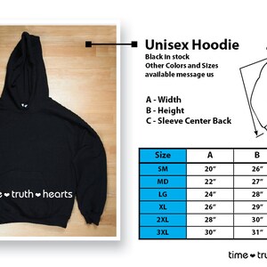 Puede incluir: Sudadera con capucha unisex negra con cord&oacute;n de ajuste. La sudadera tiene una tabla de tallas con medidas en pulgadas para el ancho, la altura y la longitud de la manga.