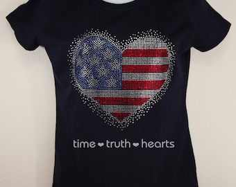 T-shirt drapeau américain en forme de coeur (10,5 x 9 po.) en strass rouge vif, blanc et bleu ** livraison gratuite aux États-Unis **