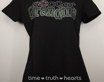 Camiseta o sudadera con capucha de Soccer Grandma (10" x 4,25") con diamantes de imitación: elige entre 6 estilos. Envío gratuito en EE. UU.