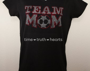 T-shirt ou sweat à capuche avec strass Team Mom-Soccer (8,75 x 5 po.) - 6 modèles au choix - Livraison gratuite aux États-Unis