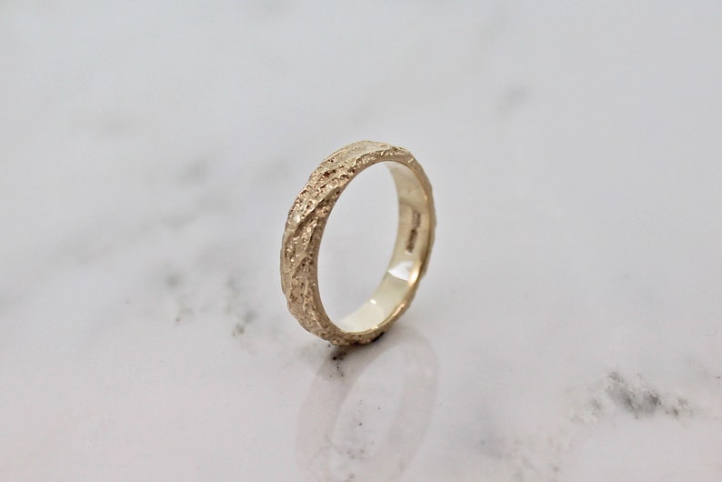 Fede nuziale in oro unica da uomo, anello da montagna giallo da 5 mm di WoodenGold immagine 4