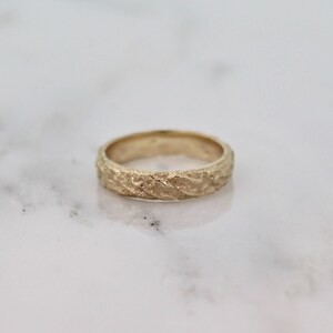 Fede nuziale in oro unica da uomo, anello da montagna giallo da 5 mm di WoodenGold immagine 6