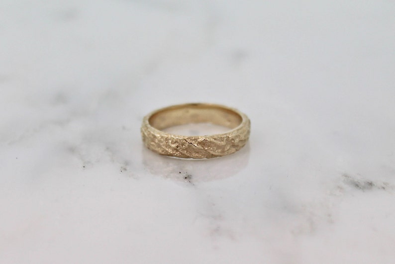 Fede nuziale in oro unica da uomo, anello da montagna giallo da 5 mm di WoodenGold immagine 6