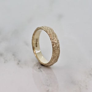 Unique Gold Wedding Ring Mens, Yellow 5mm Mountain Ring by WoodenGold zdjęcie 3