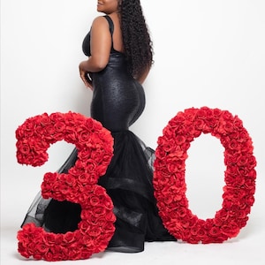 Numeri floreali grandi Decorazione floreale rossa Lettere floreali Dolce 16 foto accessorio Decorazione da tavolo per il 21° compleanno Composizione floreale di rose rosse