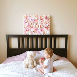 Decoración de pared de flores para guardería, letrero para baby shower, arte de pared para guardería, guardería para niña, letrero con el nombre del bebé, pared floral, letra de flor, marco de flores, rubor