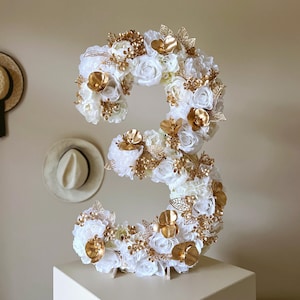 Números de cumpleaños independientes Número floral dorado Letras de flores grandes Decoración para tarta aplastada Accesorio fotográfico de cumpleaños Arreglo floral dorado y blanco