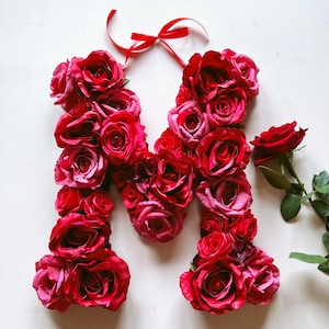 Lettera floreale rossa grande, numero floreale con rose rosse, lettere floreali per lei, accessorio fotografico per il primo compleanno, regalo per bambini, composizione La bella e la bestia