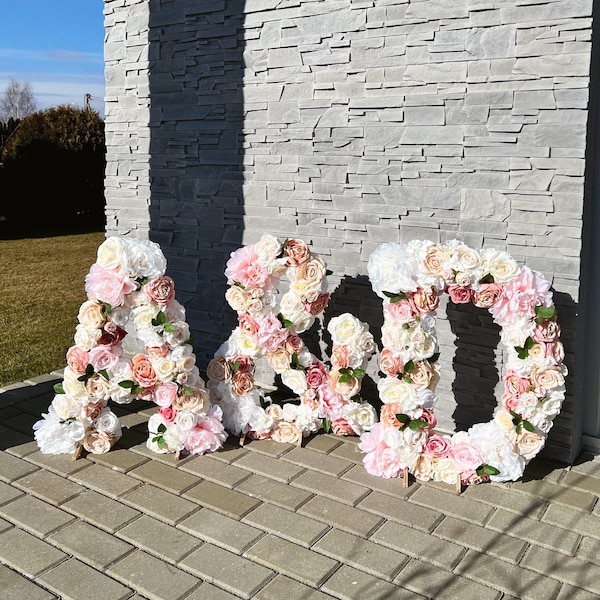 Décoration de mariage d'été, grandes lettres de fleurs autoportantes, décoration de table à dessert floral, décoration de douche nuptiale, décoration personnalisée, décoration de mariage